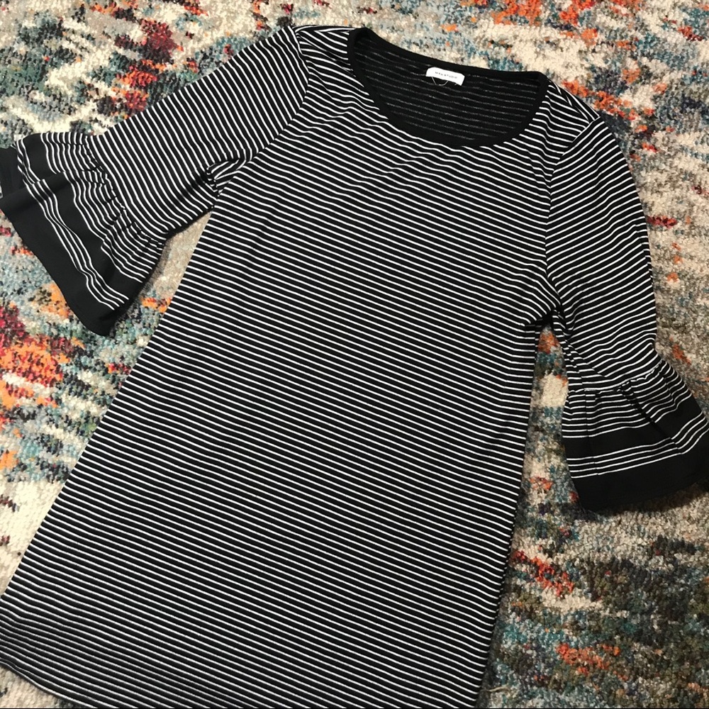 BLACK & WHITE RUFFLE SLEEVE TEE DRESS SIZE 10